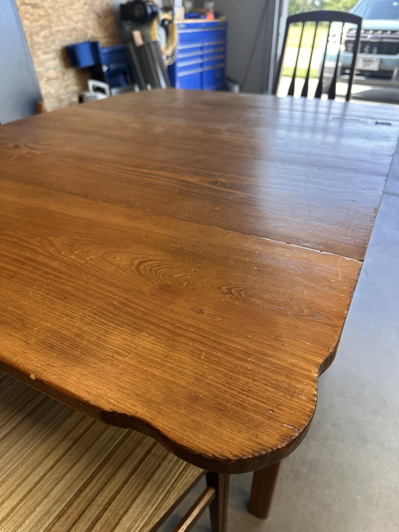 Angled view of the drop-leaf tabletop and its scalloped corner