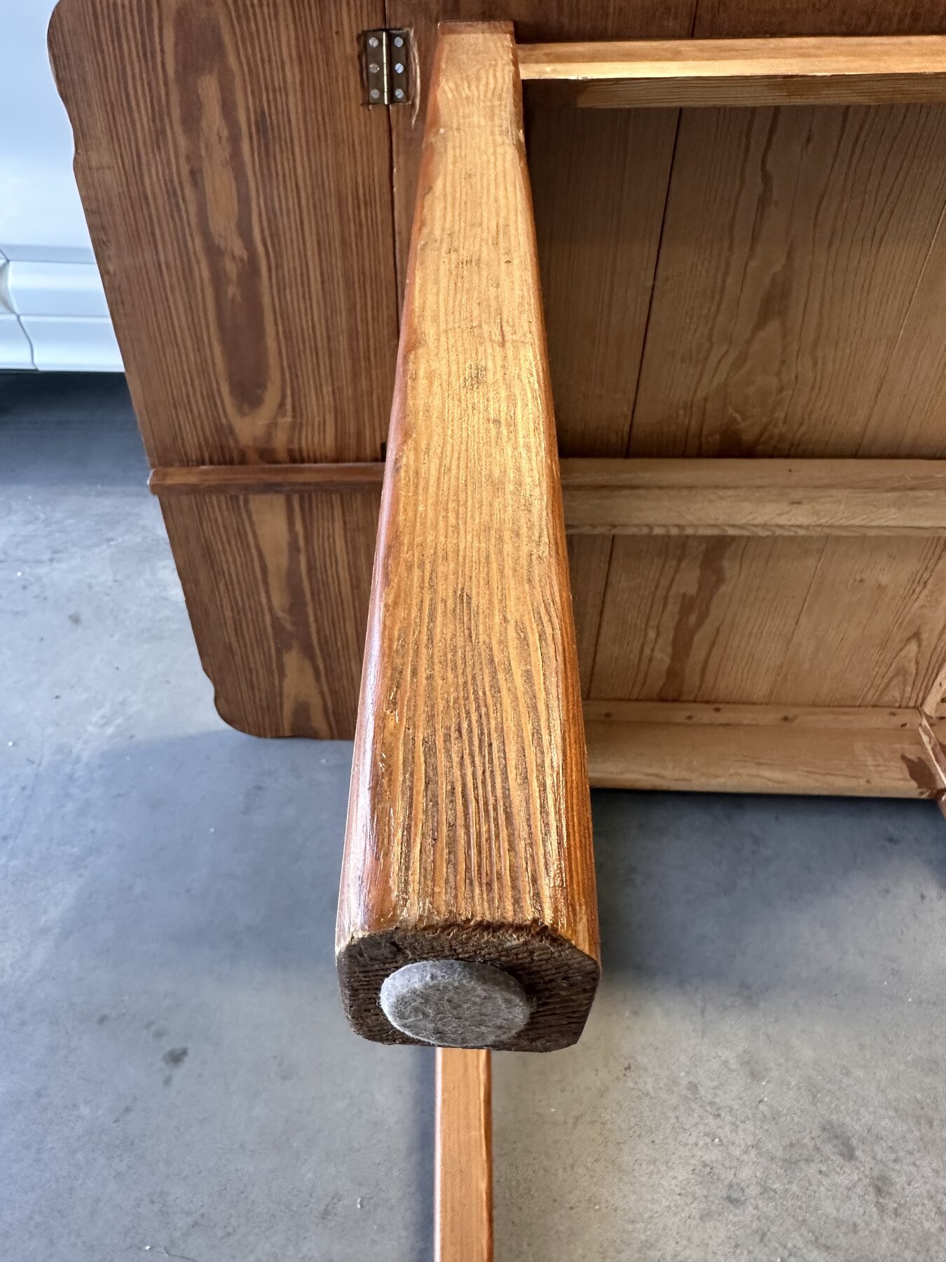 End grain and felt pad on the second wooden drop-leaf support