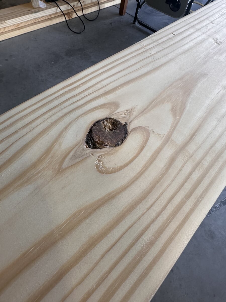Round bullseye knot in the pine