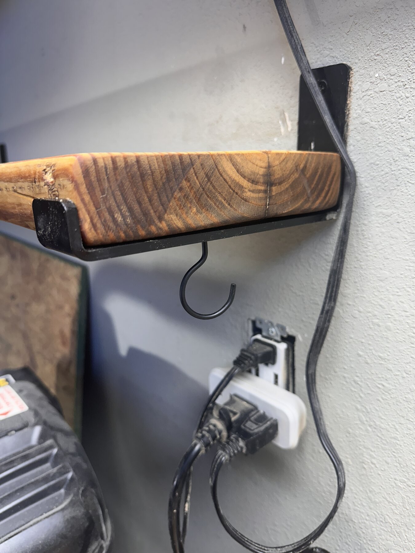 End grain of finished pine board seated in shelf bracket