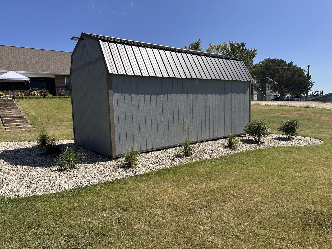 Picture Day overview of the long side of the shed and its plants